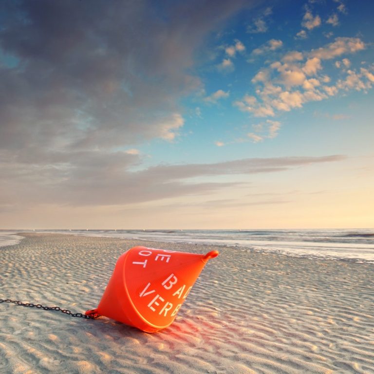 Eine Boje auf dem Watt.